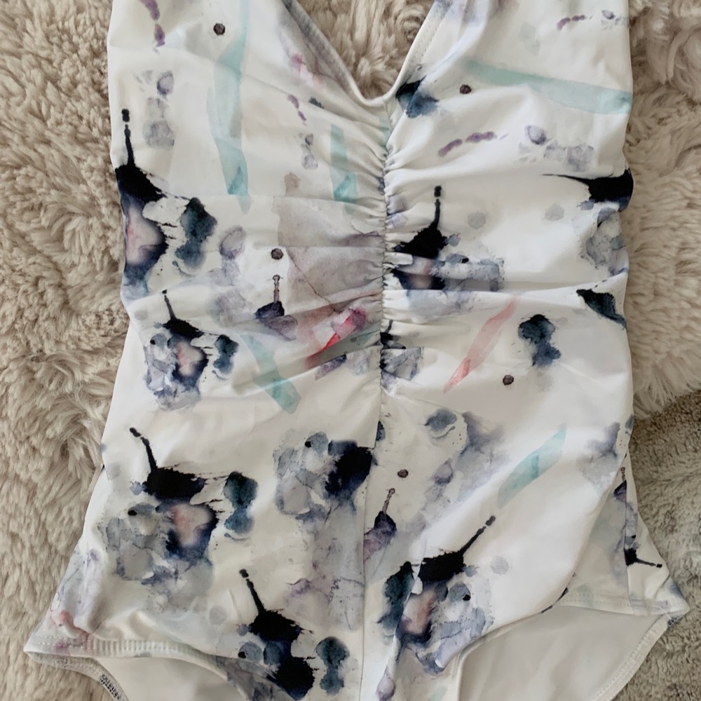 Beautiful boutique 👙 swimsuit - Picture 2 of 6